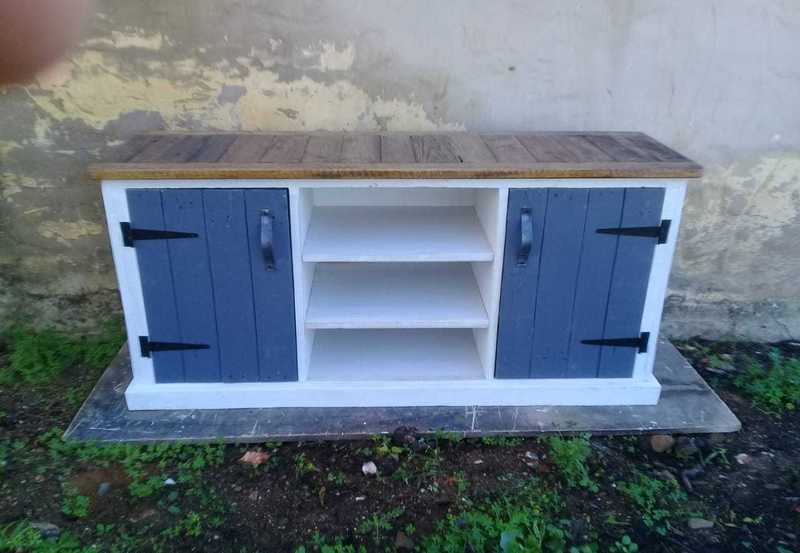 pallet tv stand painted